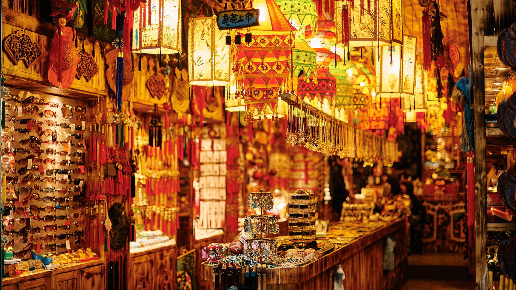 Mercato tradizionale illuminato con artigianato locale e souvenir unici. Una destinazione in trend del turismo 2025 che offre esperienze autentiche e nuove opportunità di business per i tour operator.