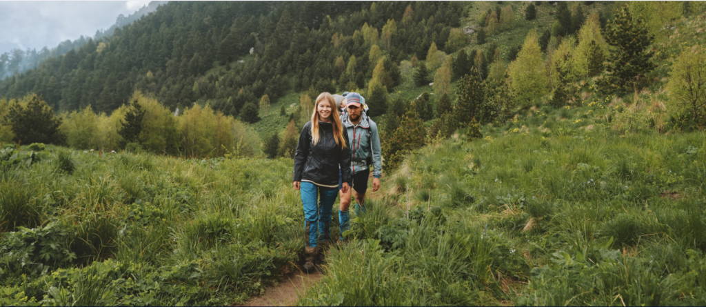 Ragazzi che camminano nella natura, senza caos e over turism