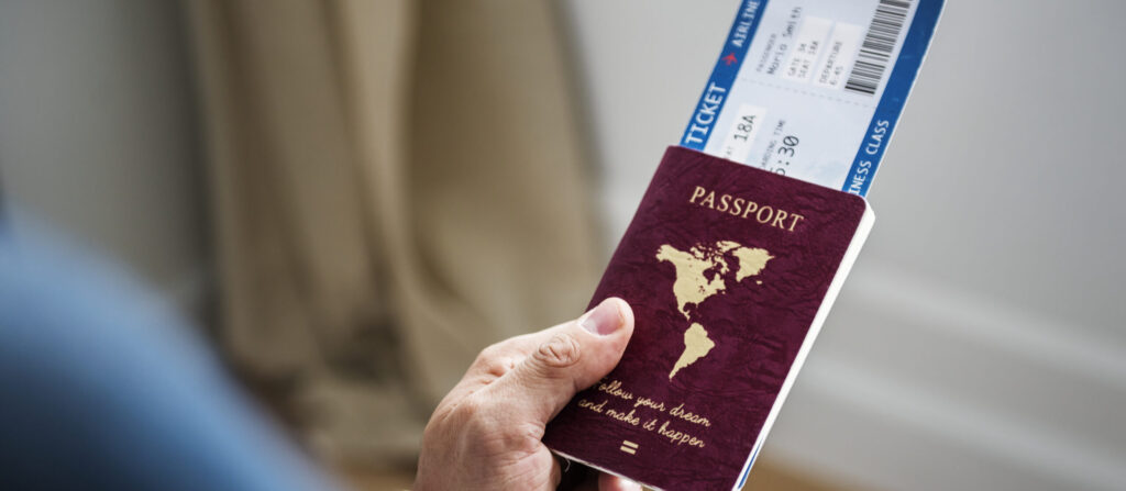 un uomo che si prepara a viaggiare con il suo passaporto